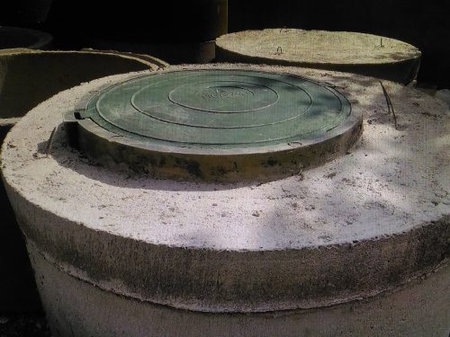 Железо–бетонная крышка с люком